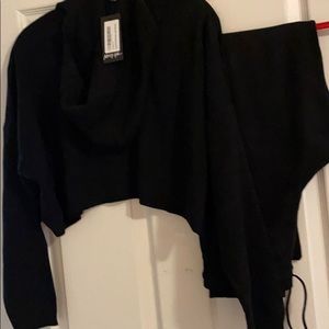 Women’s cropped hoodie and drawstring pants.